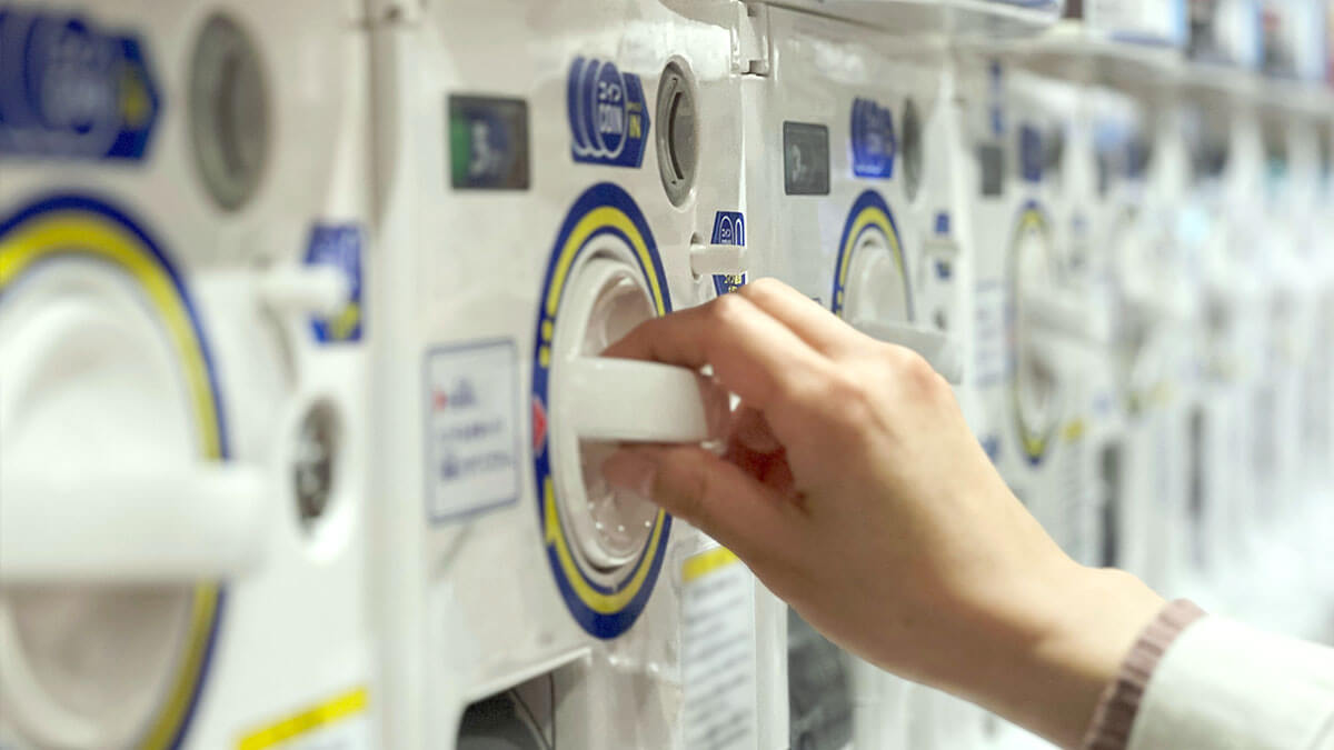 Dieses Kapselspielzeug geht weg wie warme Semmeln! Zu niedlich", "hat es geschafft, alle Kapseln zu bekommen", "hat von Anfang an um sie gekämpft".